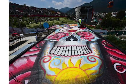 Vista de un mural del artista mexicano Israel Zuniga pintado en el techo de una casa