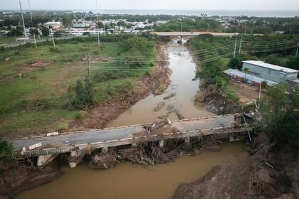 Vista de un puente dañado tras el paso del huracán Fiona, el 21 de septiembre de 2022, en la localidad Villa Esperanza, municipio de Salinas, Puerto Rico. (AP Foto/Alejandro Granadillo)
