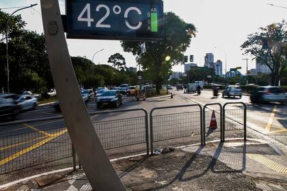 Vista de un termómetro callejero que marca 42°C en la ciudad de San Pablo, Brasil, anteayer