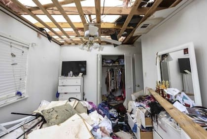 Vista de una casa a la que el tornado le voló el techo