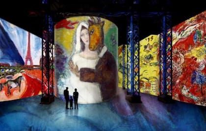 Vista de una muestra inmersiva de Chagall en el Atelier des Lumières