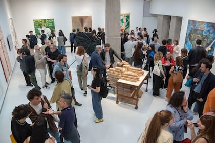Vista de una sala repleta de público en la campana de largada de una nueva etapa de Klemm