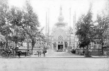 Vista del acceso al Pabellón de los Lagos, hacia 1900.