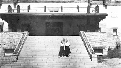 Vista del acceso principal del Catedral Ski Hotel, año 1949