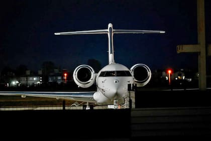 Vista del avión que trajo a Lionel Messi a la Argentina