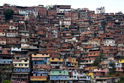 Vista del barrio de Petare en el este de Caracas, tomada el 24 de mayo de 2020 durante la pandemia de coronavirus