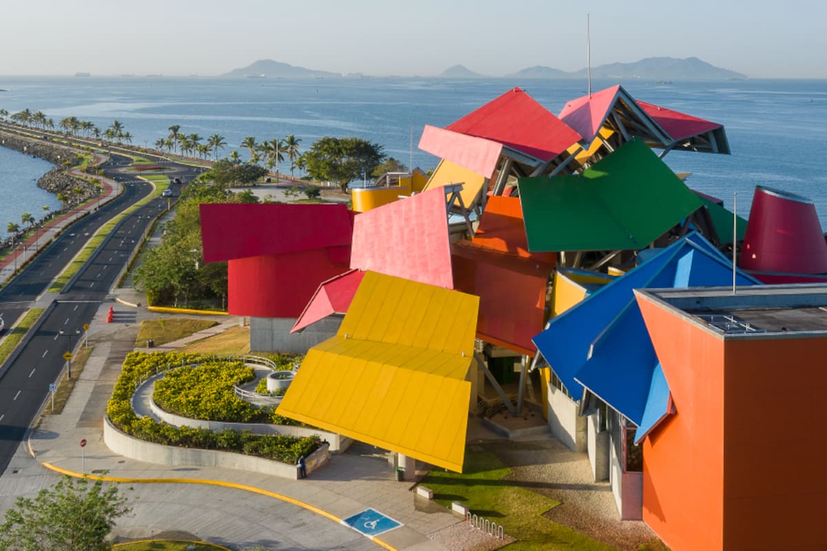 Vista del Biomuseo diseñado por Frank Gehry en Panamá