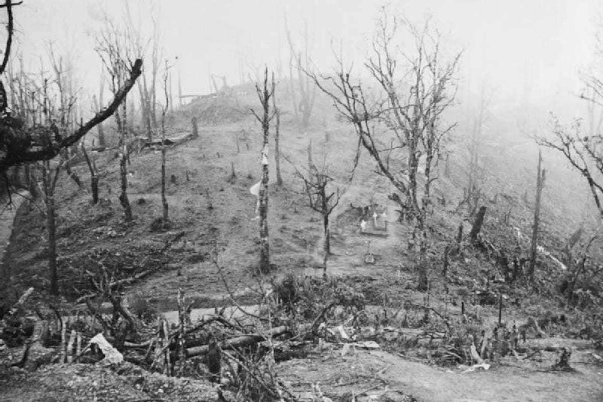 Vista del campo de batalla de Garrison Hill con las posiciones británicas y japonesas a la vista. Garrison Hill fue la clave de las defensas británicas en Kohima