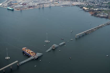 Vista del carguero Dali tras el impacto contra el Francis Scott Key Bridge en Baltimore. (Erin Schaff/The New York Times)