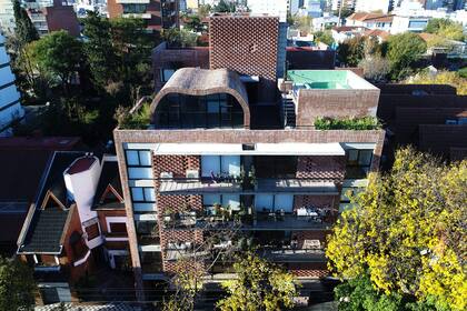 Vista del conjunto que forman los balcones, la terraza, la pileta y el SUM