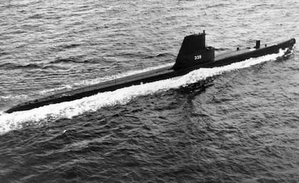 Vista del costado de estribor del submarino USS Catfish (SS-339), de la Armada de Estados Unidos, durante su navegación por el Lejano Oriente en 1956. Fue vendido a la Argentina en 1971 y rebautizado ARA Santa Fe (S-21)