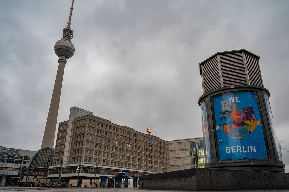 Vista del distrito comercial desierto Alexandeplatz de Berlín el 7 de enero de 2021 en medio de la pandemia del nuevo coronavirus