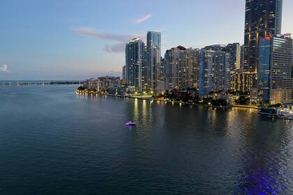 Vista del distrito financiero de Miami al atardecer