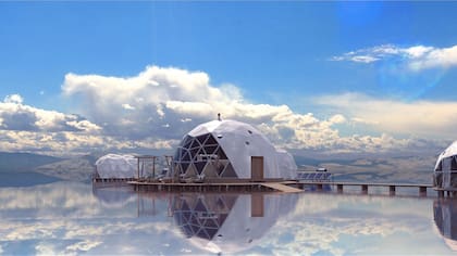 Vista del domo central con el reflejo del cielo en el suelo salino