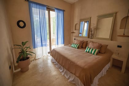 Vista del dormitorio principal. “A los dos nos gusta mucho el diseño y también combinar colores, tradición y modernidad”, dice la modelo.