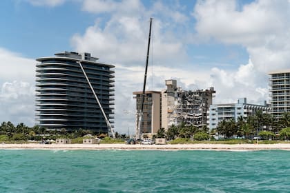 Vista del edificio de condominios Champlain Towers South parcialmente derrumbado en Surfside, Florida