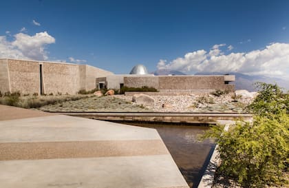 El edificio de la bodega Zuccardi en la finca Piedra Infinita, donde funciona el restaurante.