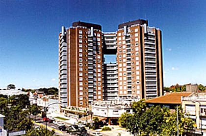 Un edificio emplazado sobre la avenida Centenario