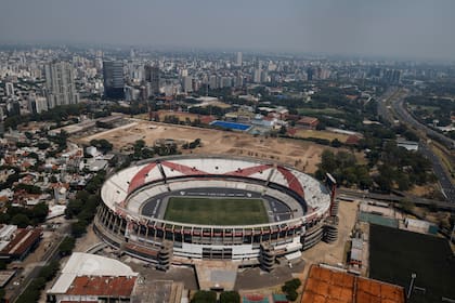 Vista del estadio de River; detrás, el nuevo barrio que se construye donde estaba el Tiro Federal