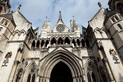 Vista del exterior de los Tribunales Reales de Justicia, que alberga el Tribunal Superior, en Londres