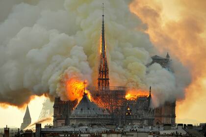 Vista del feroz incendio que destrozó la catedral de Notre Dame el 15 de abril de 2019