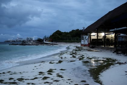 Vista del frente de tormenta sobre las playas de Cancún