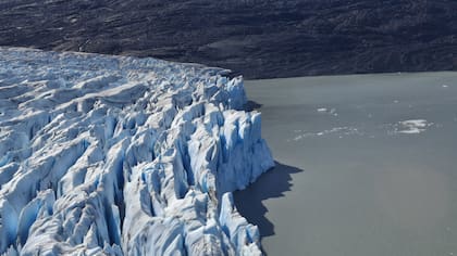 Vista del Glaciar Upsala desde el helicóptero, mientras realizaban la medición con el radar de hielo