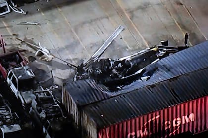 Vista del helicóptero que cayó y se prendió fuego