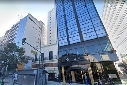 Vista del Hotel Conte, desde donde cayó una mujer del piso 12 al patio de un restaurant