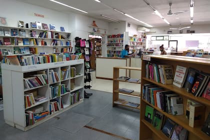 Vista del interior de la librería neuquina Libracos, "salvada" del cierre por los lectores