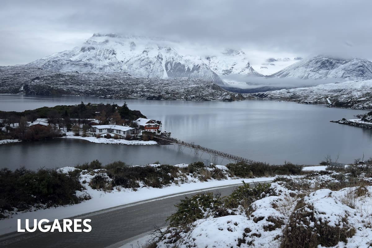 Vista del lago Pehoé y la hostería que lleva su nombre