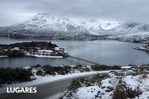 Vista del lago Pehoé y la hostería que lleva su nombre