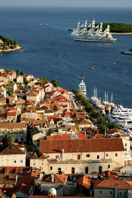 Las murallas de Dubrovnik y el azul del mar Adriático.