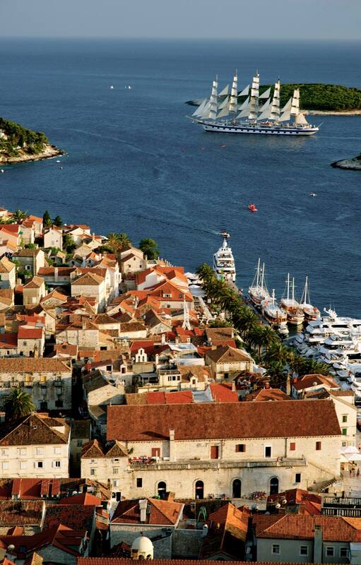 Vista del mar Adriático desde un alto de la isla de Hvar.