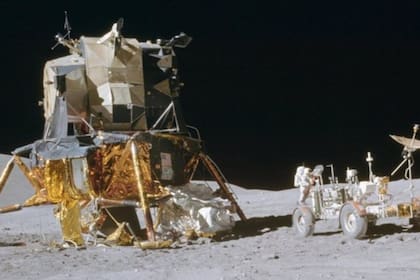 Vista del módulo de aterrizaje y el rover de la misión Apolo 16