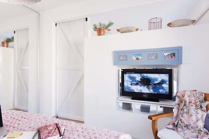 Vista del mueble divisor y de la puerta tipo granero desde el dormitorio.