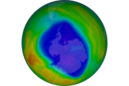 Vista del ozono total sobre la Antártida el 12 de septiembre. Los colores púrpura y azul son los que tienen menos ozono y los amarillos y rojos son los que tienen más.
