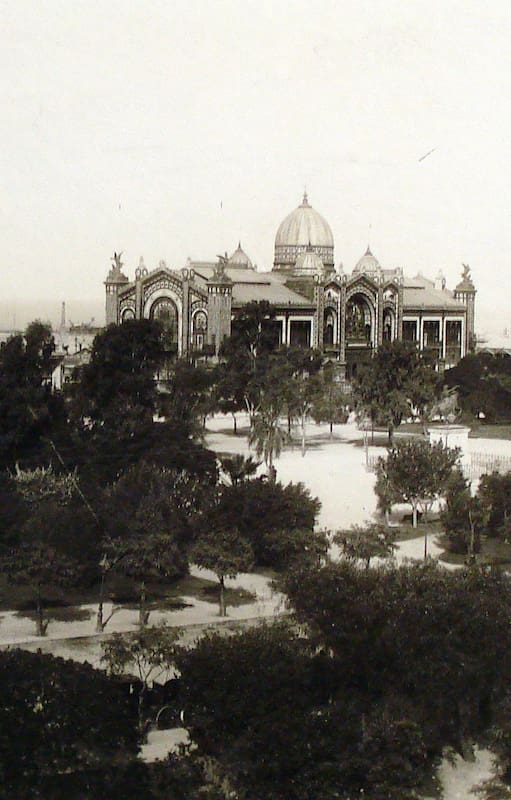 Vista del Pabellón Argentino y la plaza San Martín.