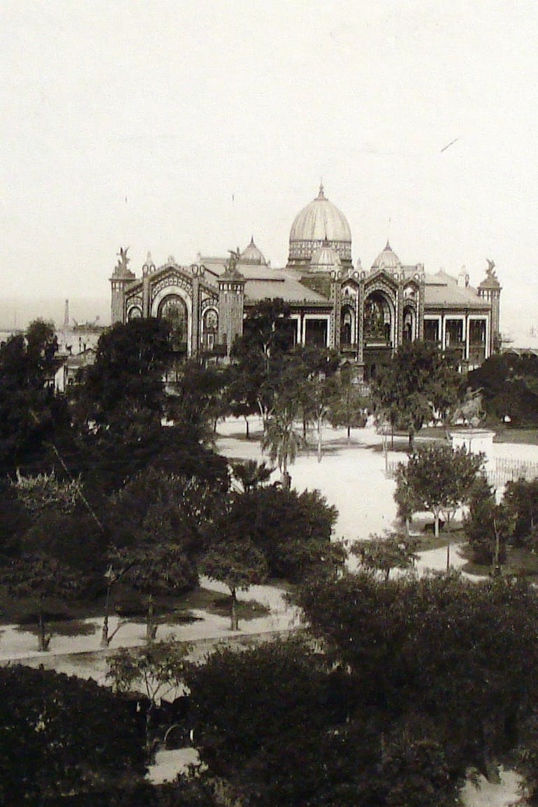 Vista del Pabellón Argentino y la plaza San Martín.