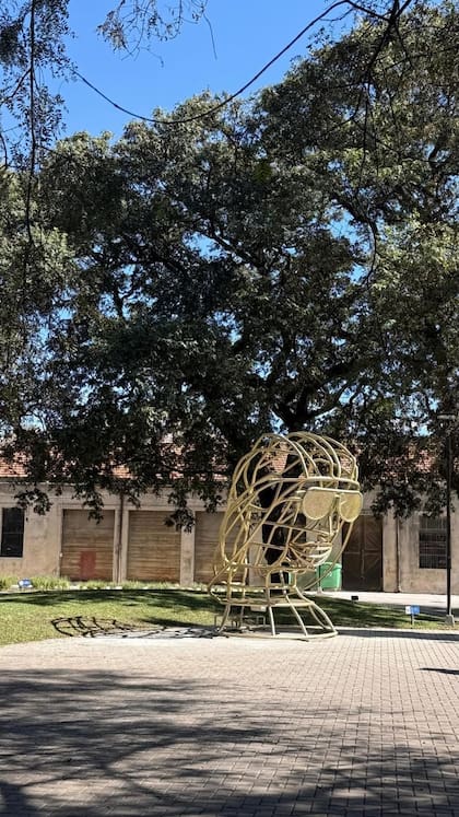 Vista del Paseo Ex Palúdica, con la escultura de Minujín
