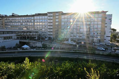Vista del Policlínico Agostino Gemelli de Roma donde el Papa será operado de un nódulo pulmonar