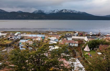 Vista del pueblo chileno, frente al canal.