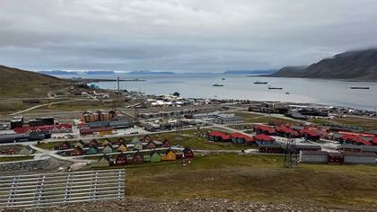 Vista del pueblo noruego de Longyearbyen