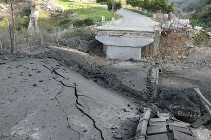 Vista del puente Tayr Filsay destruido, que conectaba las aldeas situadas al sur del río Litani con las del lado norte, tras ser atacado por la aviación israelí