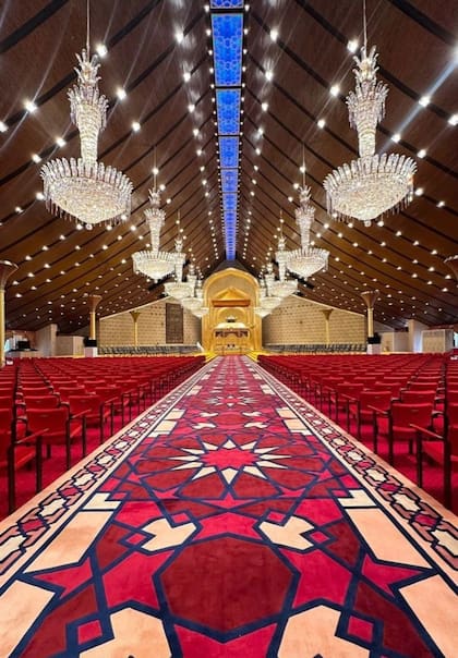 Vista del salón Balai Singgahsana Indera Buana del palacio Istana Nurul Iman.