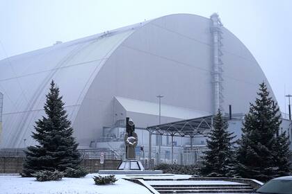 Vista del sarcófago de contención que protege los restos del reactor número cuatro de la antigua planta nuclear de Chernobyl, construido para contener la radiación, tras un ataque con dron en Ucrania, el viernes 14 de febrero de 2025