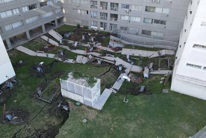Vista del sector interno del complejo Estación Buenos Aires donde se observa el colapso de la losa sobre las cocheras, imagen que permitió dimensionar la magnitud del derrumbe ocurrido en Mafalda 907, en Parque Patricios
