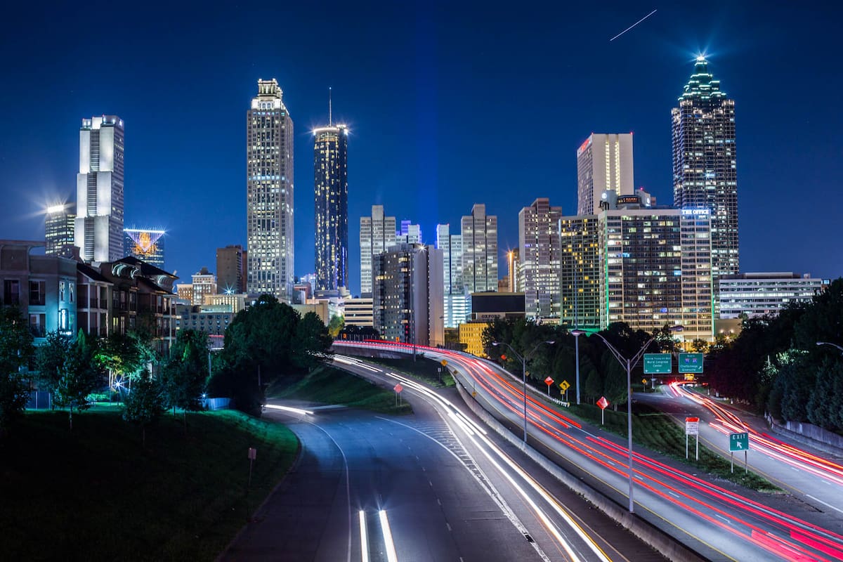 Vista del skyline de Atlanta desde el puente de la calle Jackson. Los fanáticos de Walking Dead reconocerán la imagen usada en la primera escena de la serie.