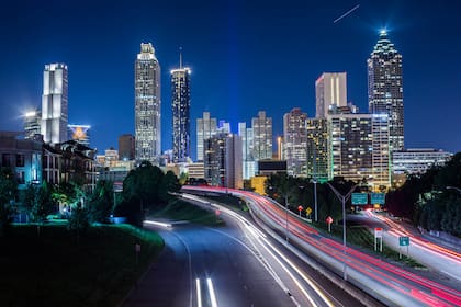 Vista del skyline de Atlanta desde el puente de la calle Jackson. Los fanáticos de Walking Dead reconocerán la imagen usada en la primera escena de la serie.