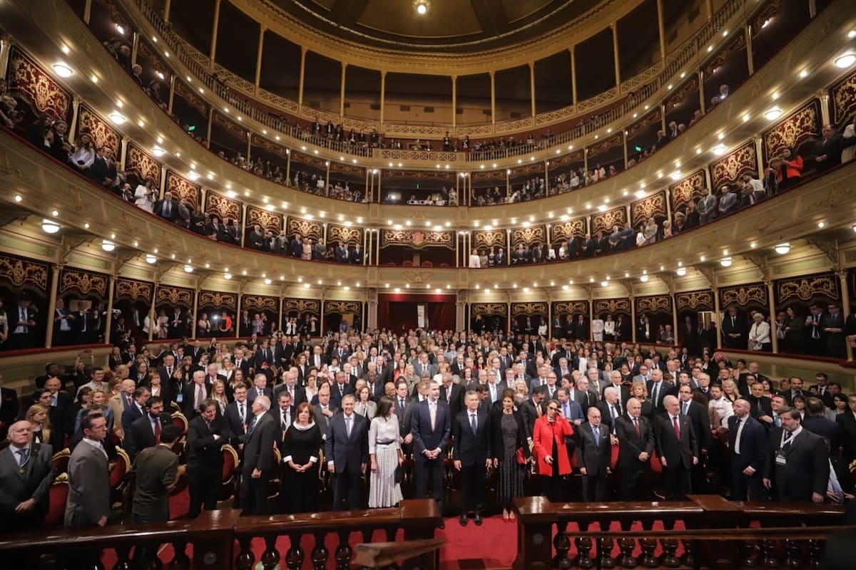 Vista del teatro colmado de invitados